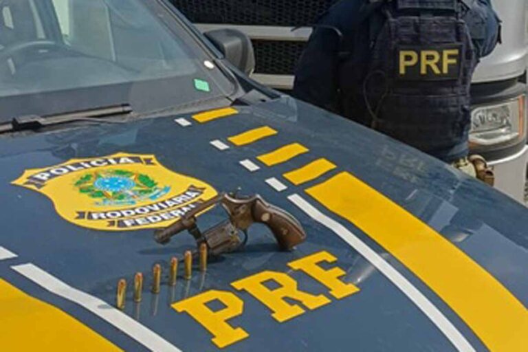 PRF apreende revólver carregado na BR-040 em Duque de Caxias e motorista é detido