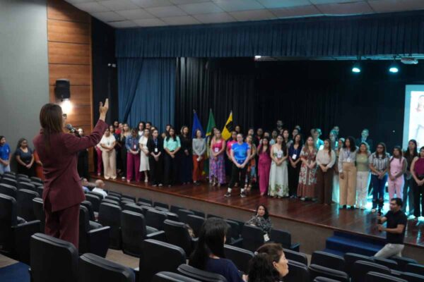 Evento “Mulheres que Inspiram” reúne público no Teatro Banzeiros e destaca liderança feminina em Porto Velho