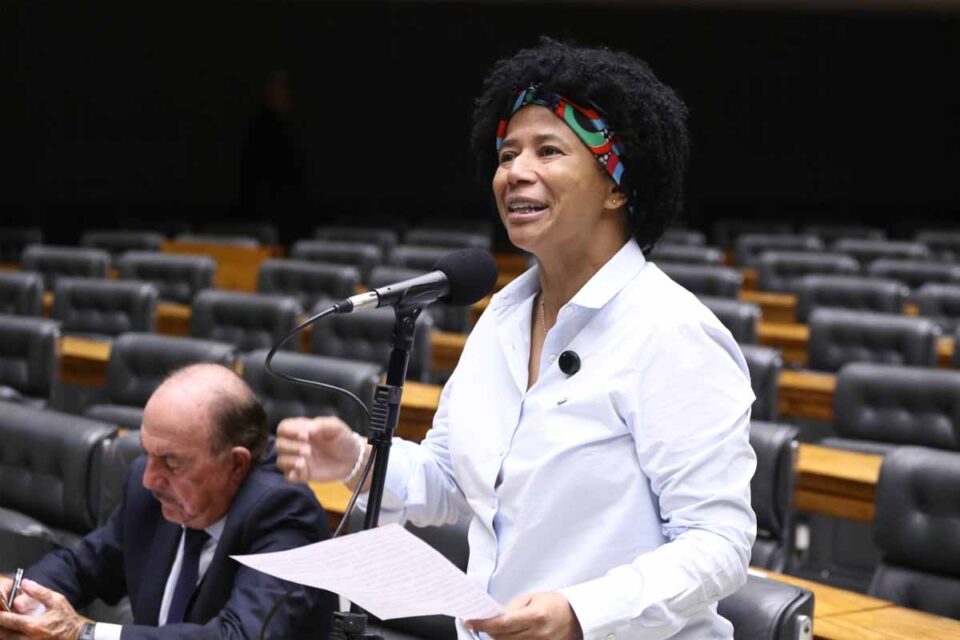 <div style="
                font-size: 18px;
                font-weight: bold;
                color: #0073aa;
                margin-bottom: 5px;
                text-transform: uppercase;
            ">MANDATO</div>Sílvia Cristina destaca inclusão da imunoterapia no SUS como avanço no tratamento do câncer