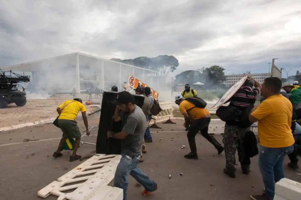 <div style="
                font-size: 18px;
                font-weight: bold;
                color: #0073aa;
                margin-bottom: 5px;
                text-transform: uppercase;
            ">PRISÃO DOMICILIAR</div>Alexandre de Moraes concede prisão domiciliar a Fátima de Tubarão e outros 18 idosos condenados pelo 8 de janeiro