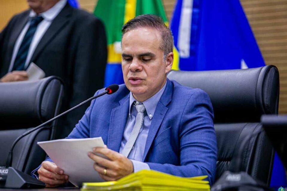 <div style="
                font-size: 18px;
                font-weight: bold;
                color: #0073aa;
                margin-bottom: 5px;
                text-transform: uppercase;
            ">SAÚDE PÚBLICA</div>TJRO valida lei de Alan Queiroz que assegura distribuição de canabidiol pelo SUS em Rondônia