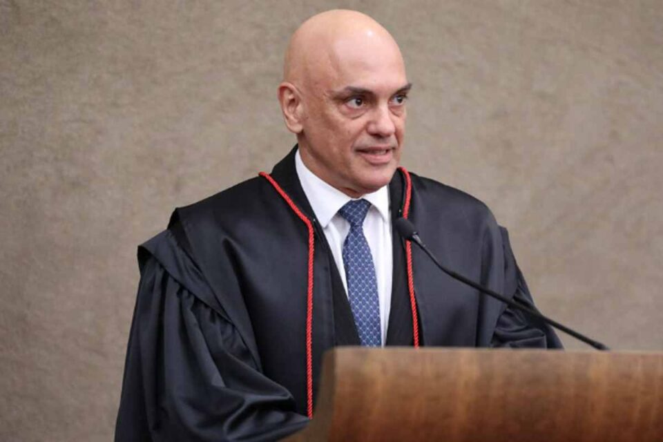 <div style="
                font-size: 18px;
                font-weight: bold;
                color: #0073aa;
                margin-bottom: 5px;
                text-transform: uppercase;
            ">POLÊMICA</div>Moraes nega viagens em aviões ligados a Daniel Vorcaro após reportagem da Folha