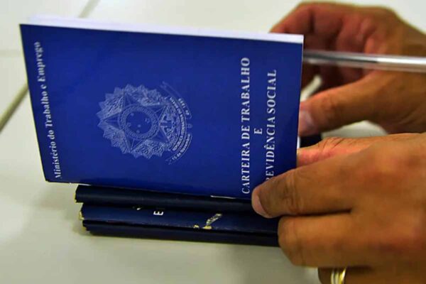 Lei amplia licença-paternidade e define novos prazos progressivos até 2029