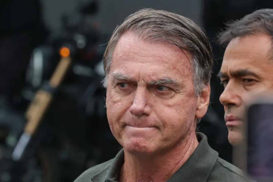 <div style="
                font-size: 18px;
                font-weight: bold;
                color: #0073aa;
                margin-bottom: 5px;
                text-transform: uppercase;
            ">PRISÃO DOMICILIAR</div>PGR autoriza saída de Bolsonaro da prisão domiciliar para cirurgia no ombro; decisão final é de Moraes