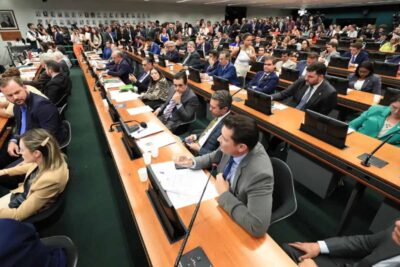 CCJ da Câmara retoma votação sobre fim da escala 6×1 e redução da jornada nesta quarta