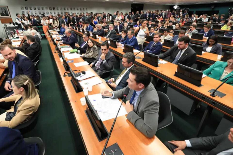 <div style="
                font-size: 18px;
                font-weight: bold;
                color: #0073aa;
                margin-bottom: 5px;
                text-transform: uppercase;
            ">JORNADA DE TRABALHO</div>CCJ da Câmara retoma votação sobre fim da escala 6×1 e redução da jornada nesta quarta