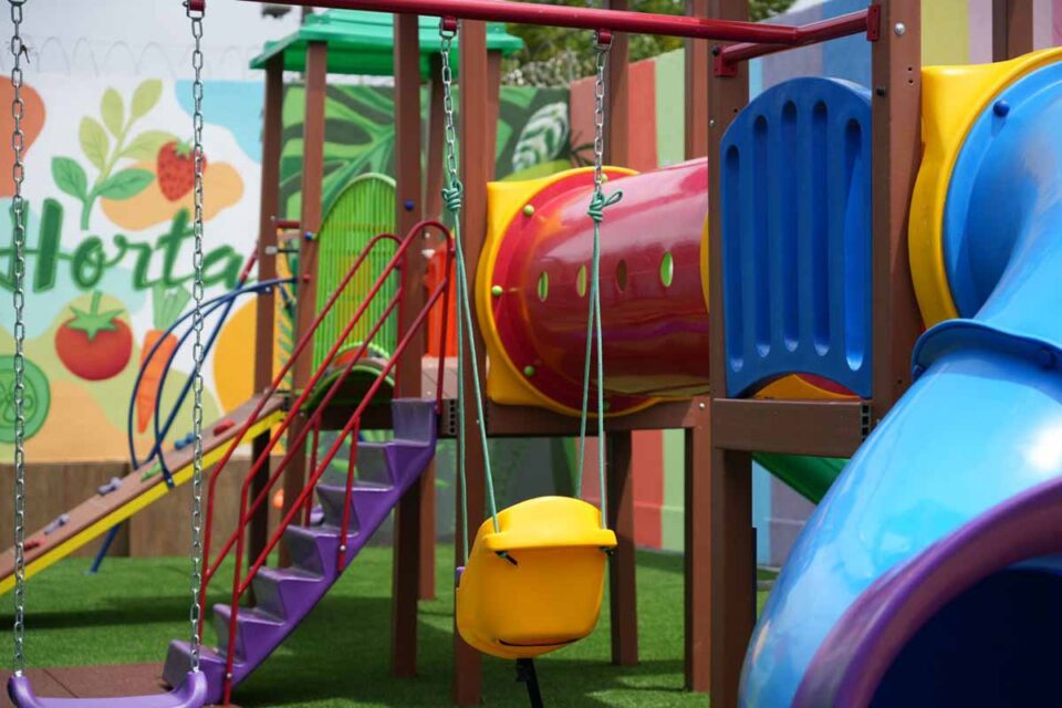 <div style="
                font-size: 18px;
                font-weight: bold;
                color: #0073aa;
                margin-bottom: 5px;
                text-transform: uppercase;
            ">ASSISTÊNCIA SOCIAL</div>Casa Criar é revitalizada com novo playground e amplia acolhimento em Porto Velho