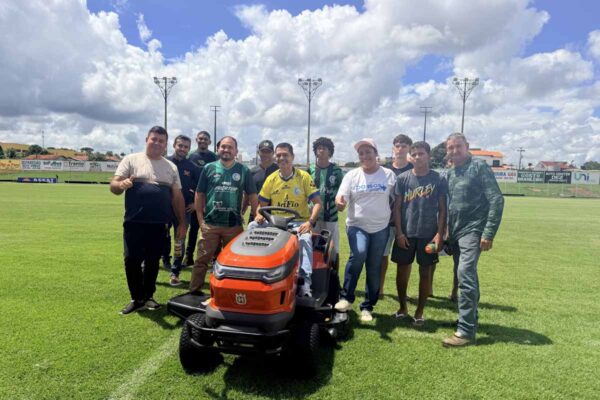 Deputado Cássio Góis viabiliza trator para manutenção de campos esportivos em Rolim de Moura
