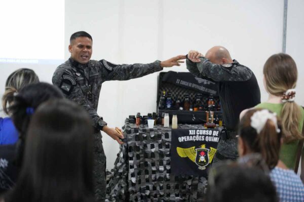 Oficina gratuita capacita mulheres no uso de spray de pimenta para defesa pessoal em Porto Velho