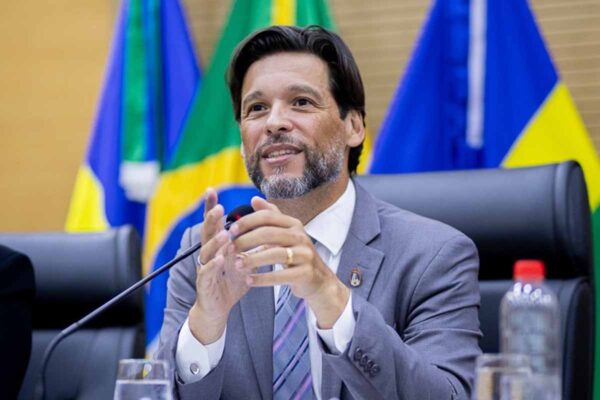 Deputado Delegado Camargo tem projeto aprovado que anistia policiais penais e reforça liberdade de expressão