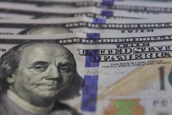 Ibovespa bate recorde acima de 198 mil pontos e dólar fecha abaixo de R$ 5 após sinalização de acordo com Irã