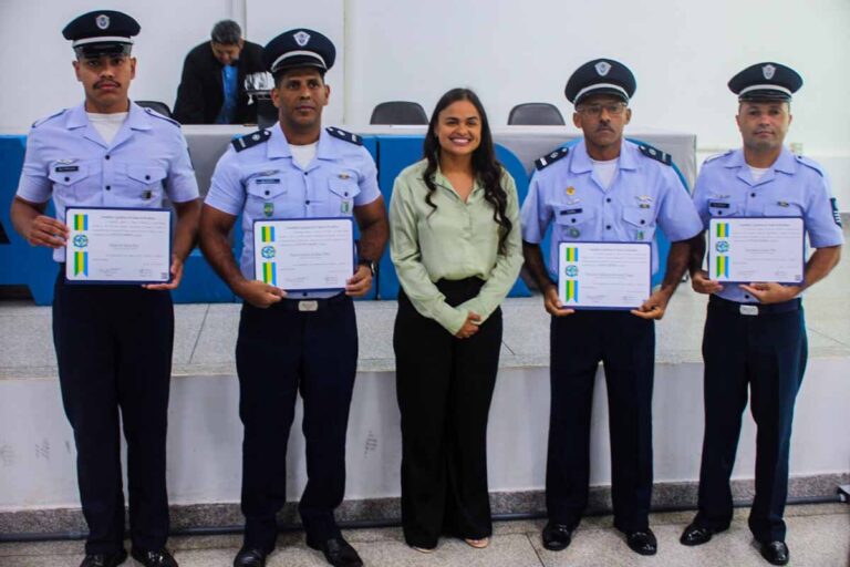 Deputada Dra Taíssa conduz sessão da Alero que homenageia militares das Forças Armadas em Guajará-Mirim
