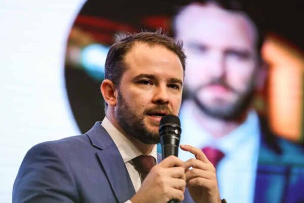 Dario Durigan inicia agenda internacional com reuniões nos EUA e agenda com Lula na Europa