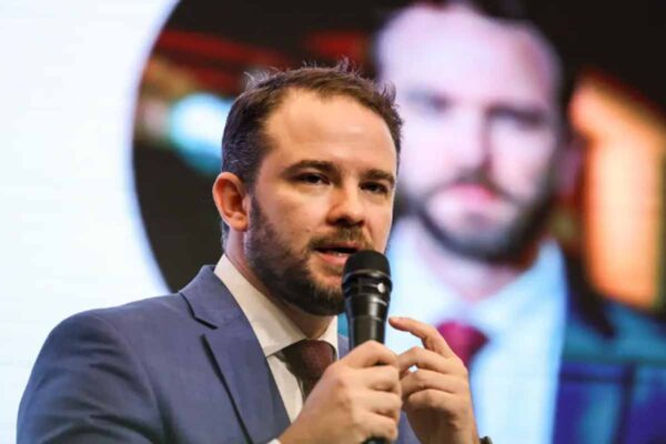 Durigan assume Ministério da Fazenda com déficit projetado e pressão por medidas fiscais