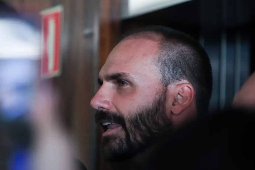 Julgamento no STF sobre Eduardo Bolsonaro é suspenso após pedido de vista de André Mendonça