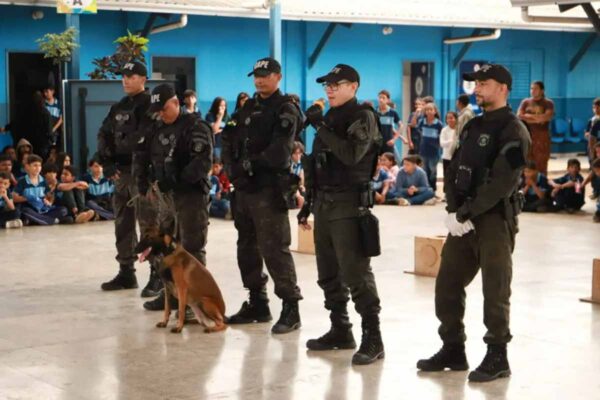 Palestra sobre combate às drogas mobiliza estudantes e apresenta cães policiais em Porto Velho