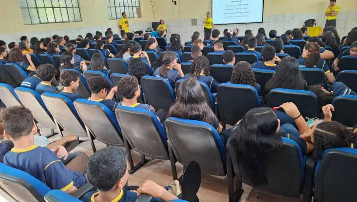 Palestra do Detran-RO orienta mais de 280 alunos sobre segurança no trânsito em Porto Velho