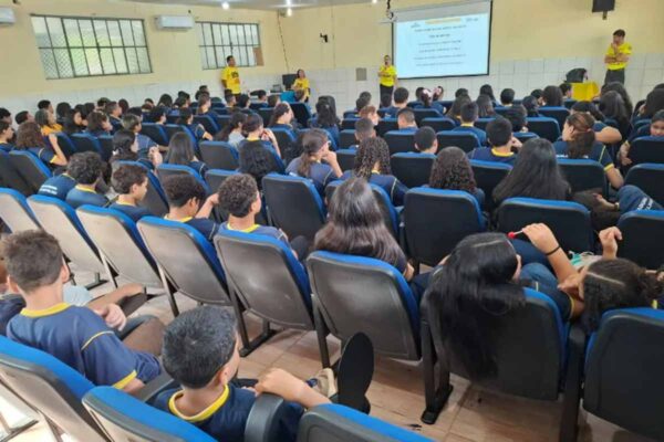 Palestra do Detran-RO orienta mais de 280 alunos sobre segurança no trânsito em Porto Velho