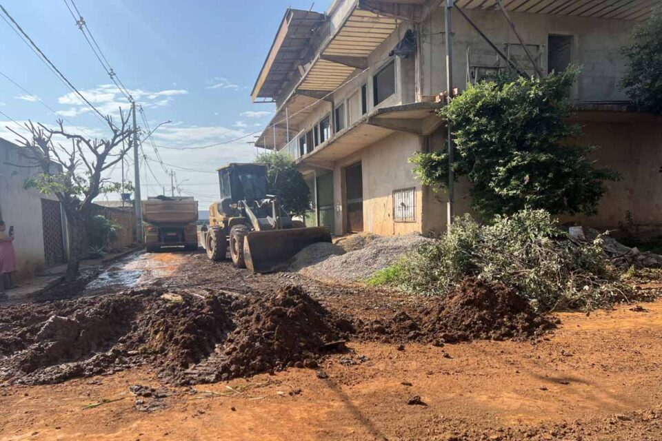 <div style="
                font-size: 18px;
                font-weight: bold;
                color: #0073aa;
                margin-bottom: 5px;
                text-transform: uppercase;
            ">MOBILIDADE URBANA</div>Porto Velho executa mais de 54 mil metros de encascalhamento e amplia trafegabilidade em vias urbanas e rurais