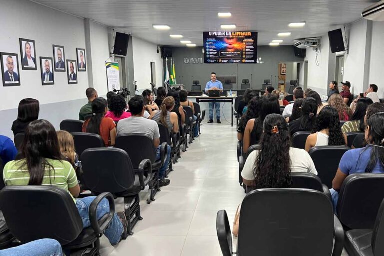 Curso de oratória da Assembleia Legislativa capacita participantes em Cujubim