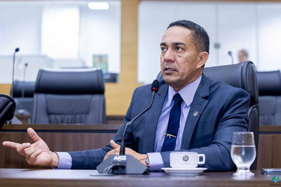 <div style="
                font-size: 18px;
                font-weight: bold;
                color: #0073aa;
                margin-bottom: 5px;
                text-transform: uppercase;
            ">POLÍTICA CULTURAL</div>Projeto de Eyder Brasil propõe cota mínima de 20% para artistas locais em rádios e eventos públicos em Rondônia