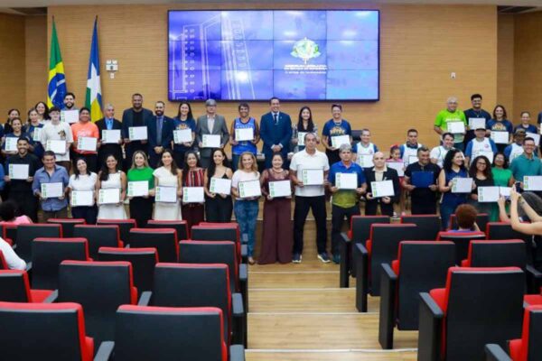 Eyder Brasil realiza sessão na Assembleia e homenageia mais de 170 atletas de Rondônia