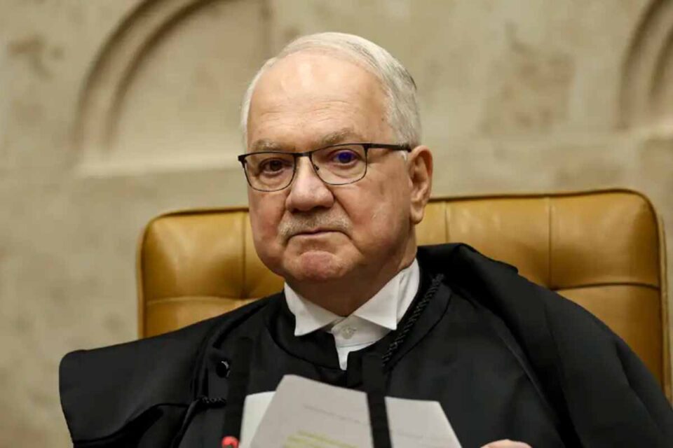 <div style="
                font-size: 18px;
                font-weight: bold;
                color: #0073aa;
                margin-bottom: 5px;
                text-transform: uppercase;
            ">LIBERDADE DE EXPRESSÃO</div>Fachin contesta relatório dos EUA e nega censura do STF contra plataformas digitais