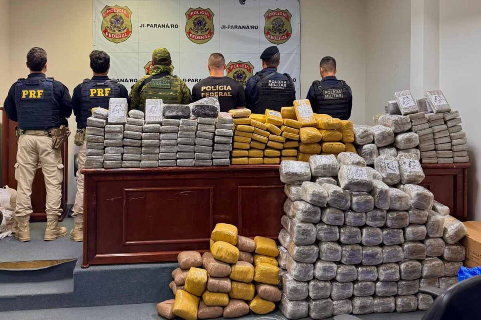 <div style="
                font-size: 18px;
                font-weight: bold;
                color: #0073aa;
                margin-bottom: 5px;
                text-transform: uppercase;
            ">TRÁFICO DE DROGAS</div>Apreensão de 460 kg de drogas leva dois à prisão em operação integrada em São Francisco do Guaporé