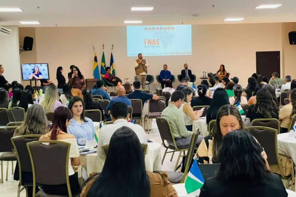 <div style="
                font-size: 18px;
                font-weight: bold;
                color: #0073aa;
                margin-bottom: 5px;
                text-transform: uppercase;
            ">POLÍTICAS SOCIAIS</div>Encontro em Porto Velho reúne 52 municípios para fortalecer gestão da assistência social em Rondônia