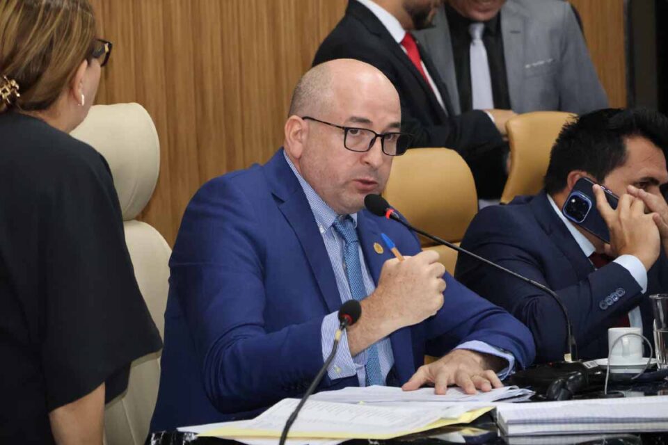 <div style="
                font-size: 18px;
                font-weight: bold;
                color: #0073aa;
                margin-bottom: 5px;
                text-transform: uppercase;
            ">MOBILIDADE URBANA</div>Vereador Gedeão Negreiros pede mudança urgente de parada de ônibus na Avenida Nações Unidas em Porto Velho