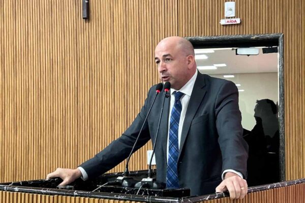 Gedeão Negreiros cobra limpeza urgente de vala no Bairro São Francisco