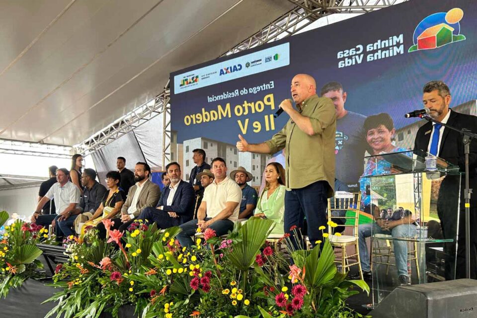 <div style="
                font-size: 18px;
                font-weight: bold;
                color: #0073aa;
                margin-bottom: 5px;
                text-transform: uppercase;
            ">MORADIA DIGNA</div>Gedeão Negreiros acompanha entrega de 592 moradias do Minha Casa, Minha Vida em Porto Velho