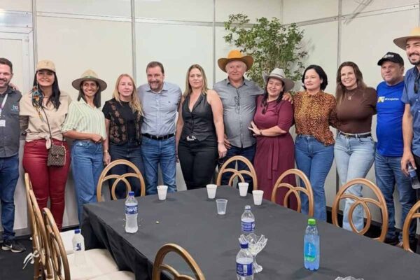 Ieda Chaves ressalta investimento de R$ 640 mil e apoio ao agro durante feira em Cerejeiras