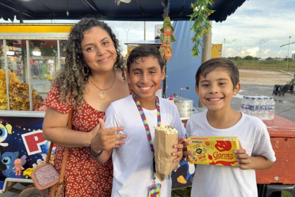 Fábrica de Chocolate na Páscoa no Parque encanta crianças com fotos gratuitas e distribuição de chocolates