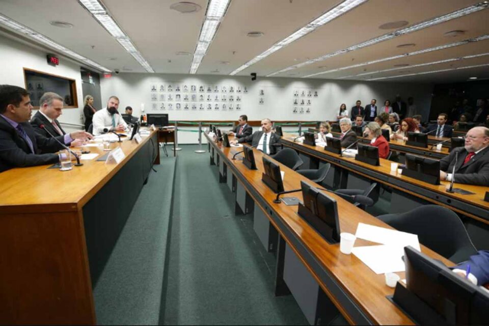 <div style="
                font-size: 18px;
                font-weight: bold;
                color: #0073aa;
                margin-bottom: 5px;
                text-transform: uppercase;
            ">QUEBRA DE DECORO</div>Conselho de Ética adia decisão sobre punição a deputados por invasão da Mesa Diretora da Câmara