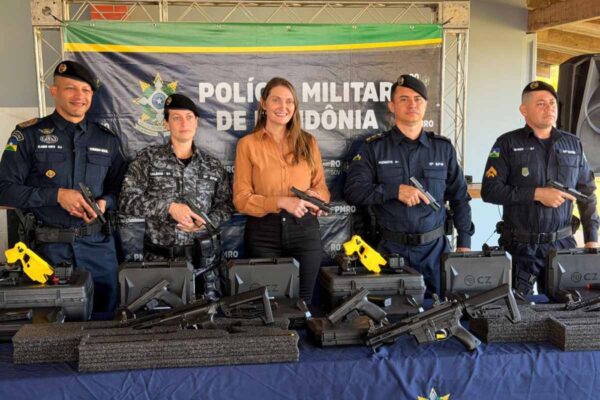 Armamentos são distribuídos a unidades da PM na BR-429 com apoio da deputada Gislaine Lebrinha