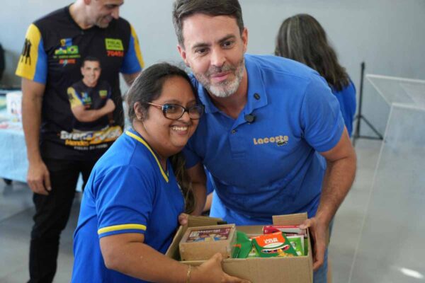 Prefeitura de Porto Velho entrega kits de inclusão e material escolar na APAE e beneficia famílias