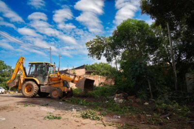 Mutirão da Prefeitura elimina foco de doenças em terreno com lixo acumulado no bairro Areia Branca, em Porto Velho