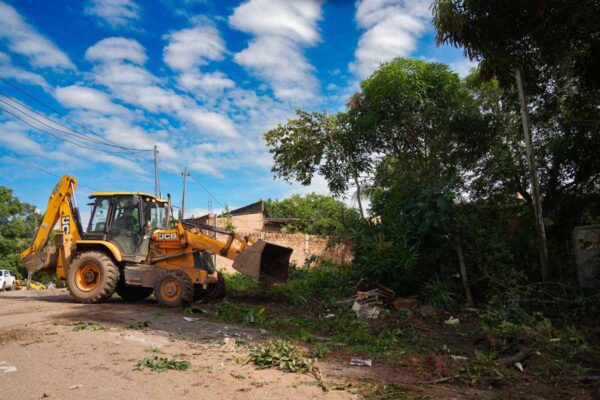 Mutirão da Prefeitura elimina foco de doenças em terreno com lixo acumulado no bairro Areia Branca, em Porto Velho