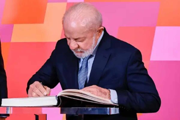 Lula defende parceria Brasil-UE para energia limpa e critica impactos da guerra durante feira industrial na Alemanha