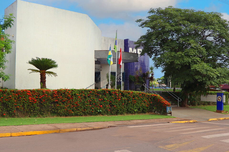 <div style="
                font-size: 18px;
                font-weight: bold;
                color: #0073aa;
                margin-bottom: 5px;
                text-transform: uppercase;
            ">CONDENAÇÃO</div>Homem é condenado a mais de 20 anos por homicídio qualificado e ligação com organização criminosa em Espigão do Oeste