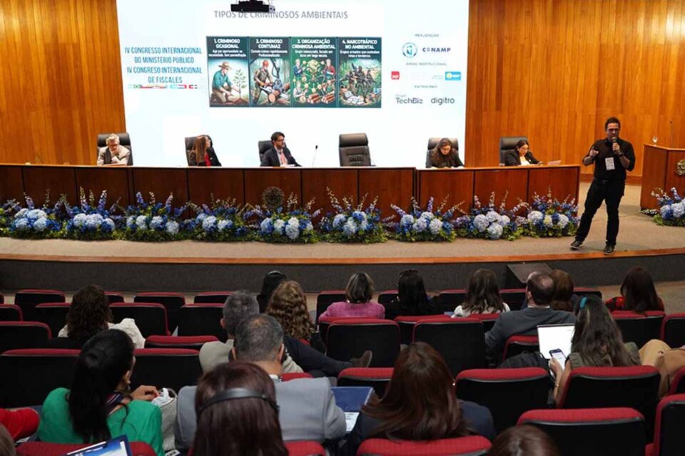 <div style="
                font-size: 18px;
                font-weight: bold;
                color: #0073aa;
                margin-bottom: 5px;
                text-transform: uppercase;
            ">COOPERAÇÃO INTERNACIONAL</div>MPRO integra congresso internacional em Brasília sobre combate a crimes ambientais e organizações criminosas