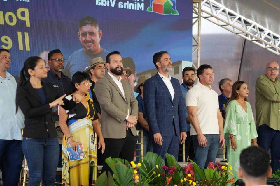 <div style="
                font-size: 18px;
                font-weight: bold;
                color: #0073aa;
                margin-bottom: 5px;
                text-transform: uppercase;
            ">MINHA CASA MINHA VIDA</div>Léo Moraes entrega 592 moradias na zona Leste de Porto Velho e amplia política habitacional