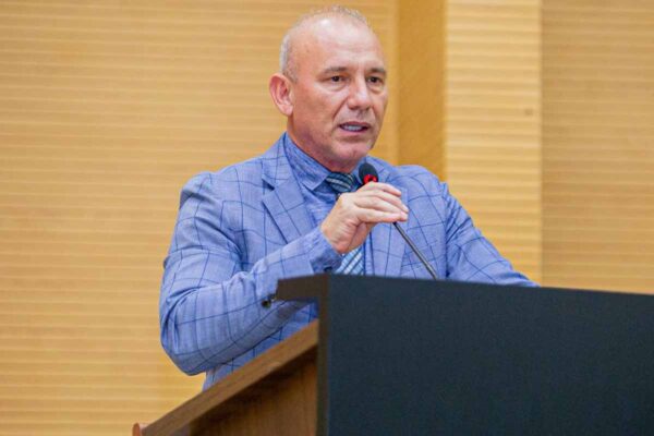 Ezequiel Neiva garante reforma de R$ 200 mil na Escola Santos Dumont em Cacoal