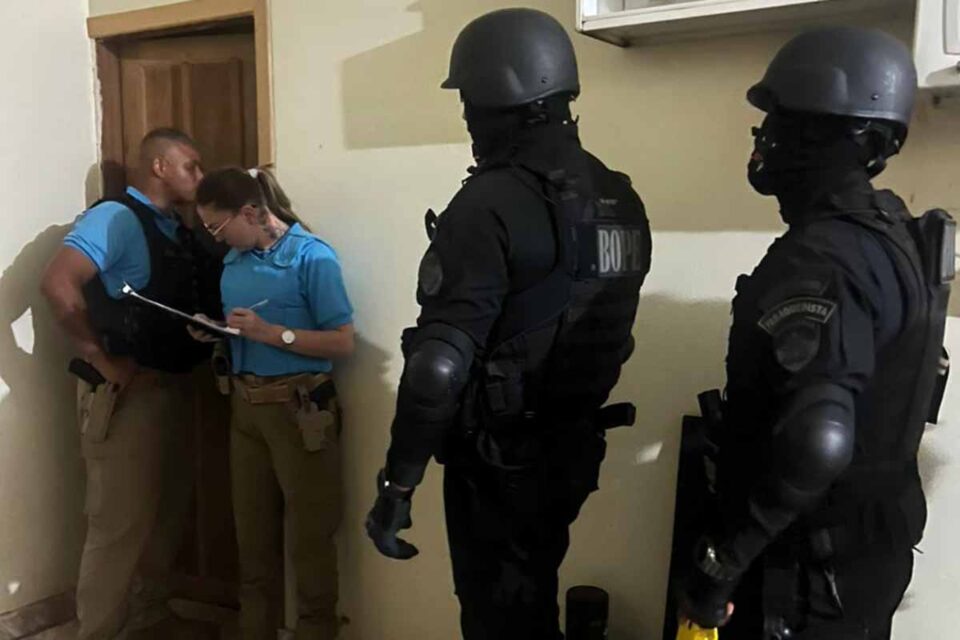 <div style="
                font-size: 18px;
                font-weight: bold;
                color: #0073aa;
                margin-bottom: 5px;
                text-transform: uppercase;
            ">OCORRÊNCIA POLICIAL</div>BOPE intervém e resgata mãe mantida refém por filho durante crise em Jaru (RO)