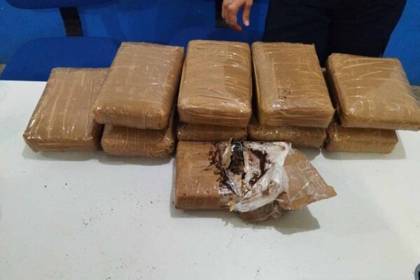 Passageira de ônibus é presa com cerca de 10 kg de maconha durante ação da PM em Vilhena
