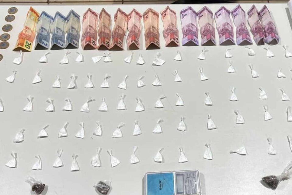 <div style="
                font-size: 18px;
                font-weight: bold;
                color: #0073aa;
                margin-bottom: 5px;
                text-transform: uppercase;
            ">APREENSÃO DE DROGAS</div>Polícia apreende 75 porções de cocaína e detém mulher e adolescente por tráfico em Porto Velho