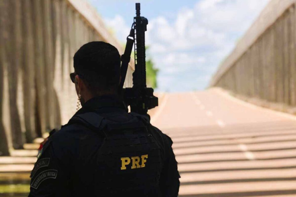 <div style="
                font-size: 18px;
                font-weight: bold;
                color: #0073aa;
                margin-bottom: 5px;
                text-transform: uppercase;
            ">MANDADO DE PRISÃO</div>PRF cumpre cinco mandados de prisão em Rondônia em menos de 48 horas