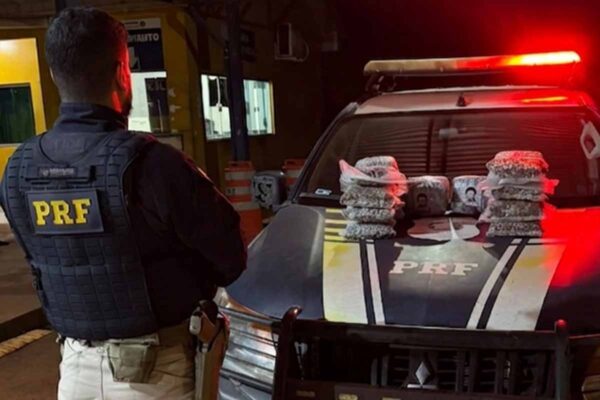 PRF apreende mais de 10 kg de skunk na BR-425 e encaminha menores à delegacia em Guajará-Mirim