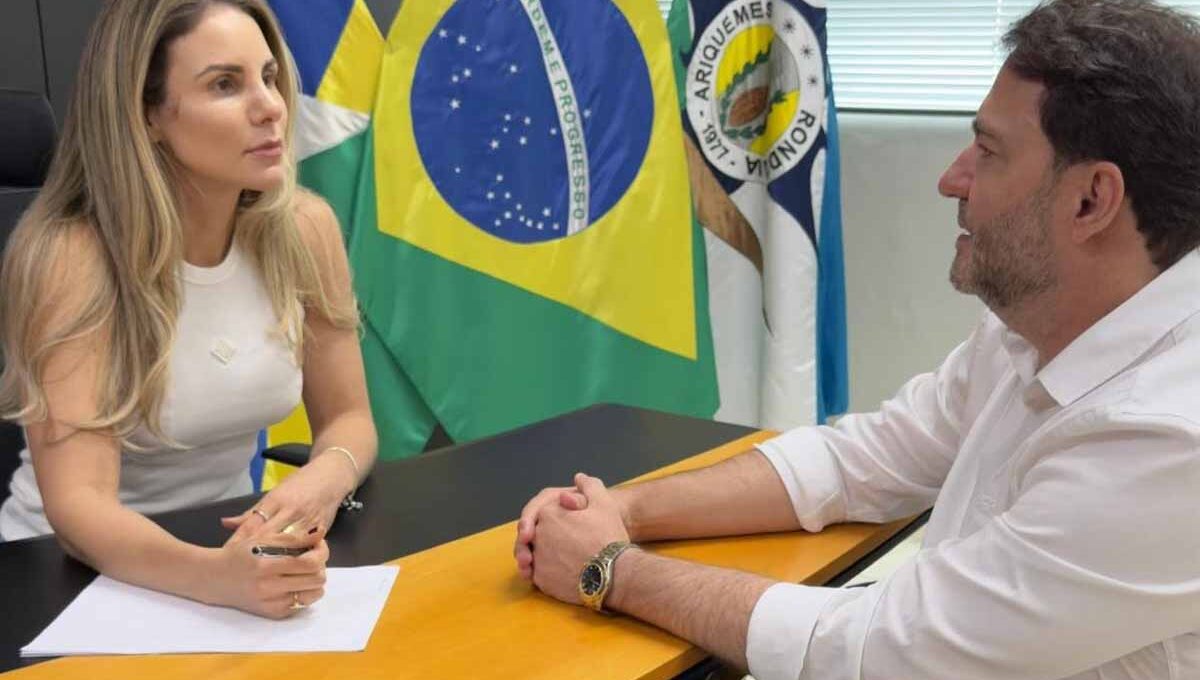 Investimento de R$ 2,6 milhões garante novo ônibus semileito para transporte de pacientes em Ariquemes